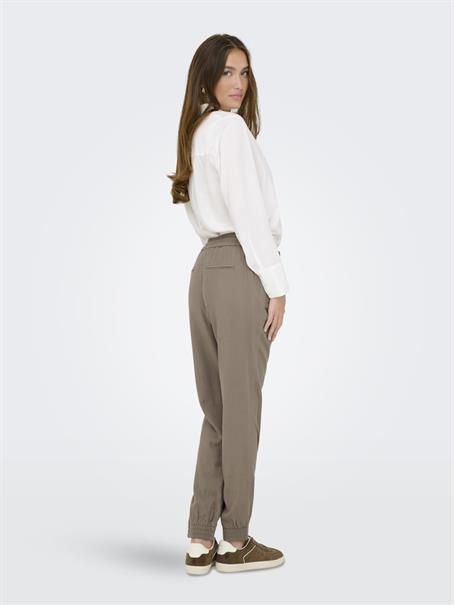15203946 walnut