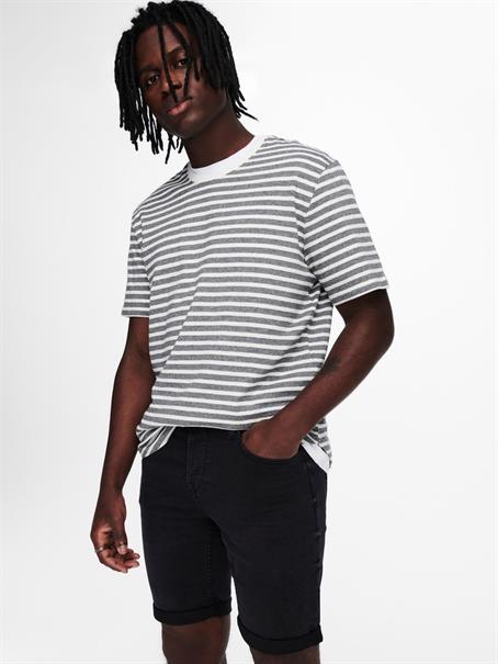 22018581 black denim