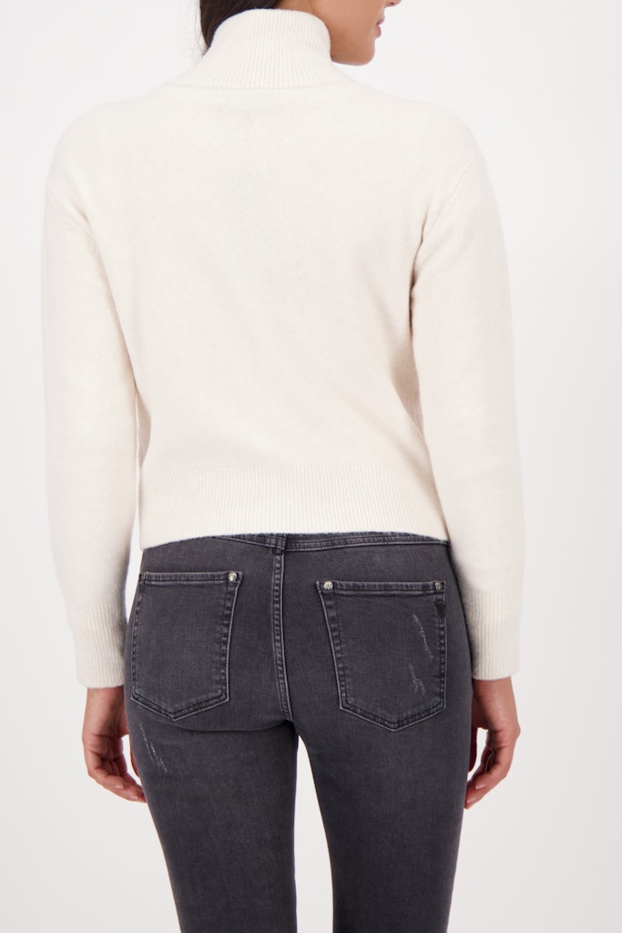 809617-almond