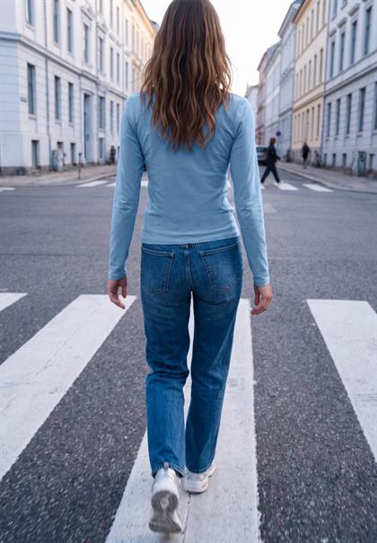 Basic Shirt in Unifarbe mit Rundhals loom blue