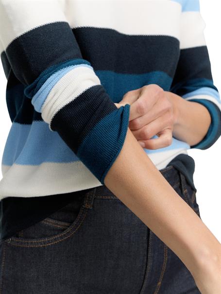 big teal knit stripe