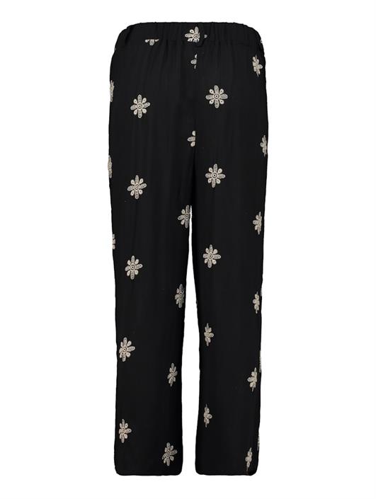 black-cream-flower