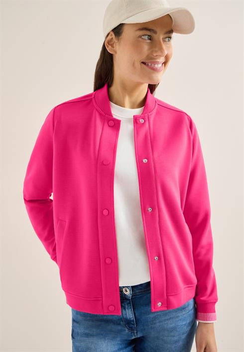 blouson-im-college-look-mit-knöpfen-beetroot-pink