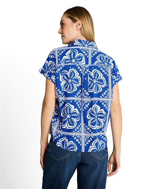 blue flower tile design