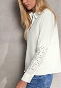 Bluse mit bestickten Ärmeln off white