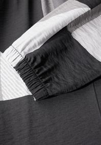 Bluse mit grafischem Muster black