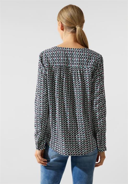 bluse-mit-grafischem-muster-meta-lilac