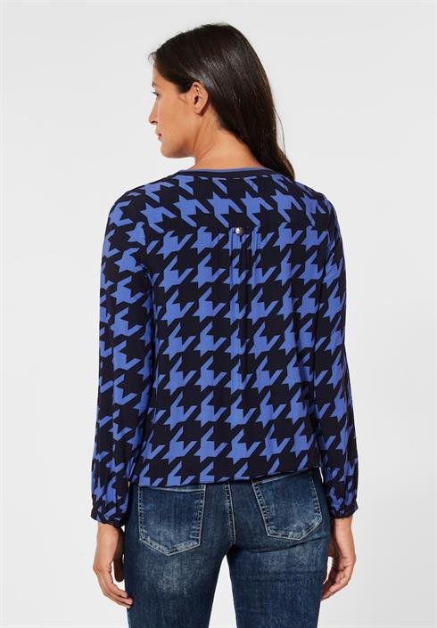 bluse-mit-hahnentrittprint-mighty-blue