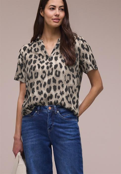 bluse-mit-split-neck-und-animal-print-timeless-beige