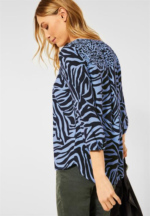 bluse-mit-zebramuster-quiet-blue
