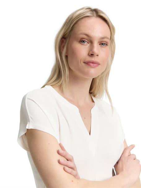 Blusenshirt im Material-Mix whisper white