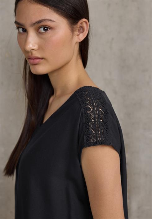 blusenshirt-mit-spitze-black