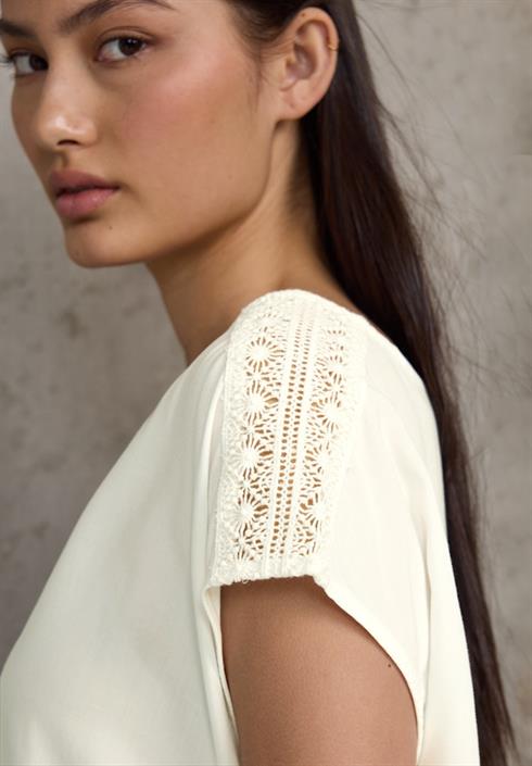 blusenshirt-mit-spitze-off-white