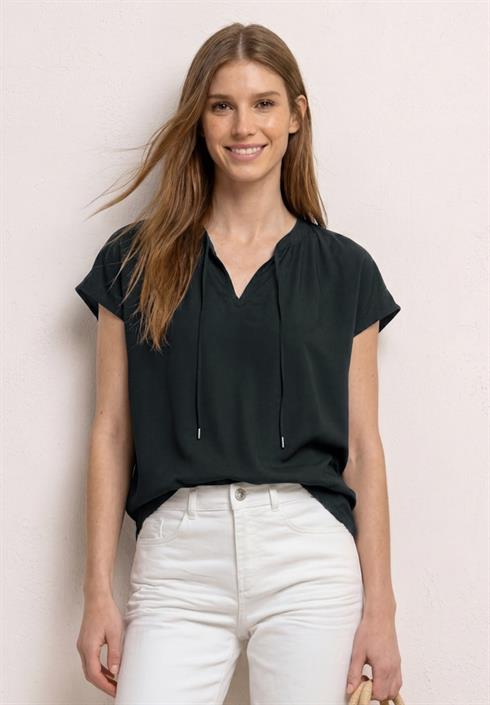 blusenshirt-mit-split-neck-und-smokdetail-deep-bound-green