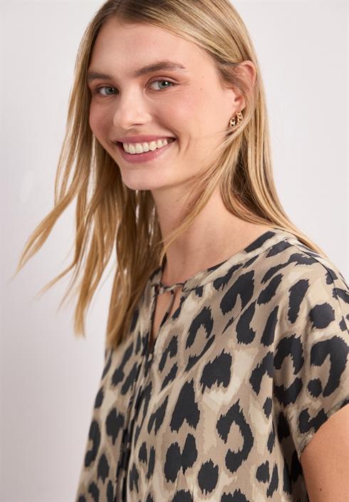 blusenshirt-mit-split-neck-und-smokdetail-timeless-beige