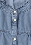 Blusentop mit Rundhals und Rüschendetails light blue soft wash