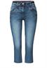 Casual Fit Jeans in 3/4 mid blue wash