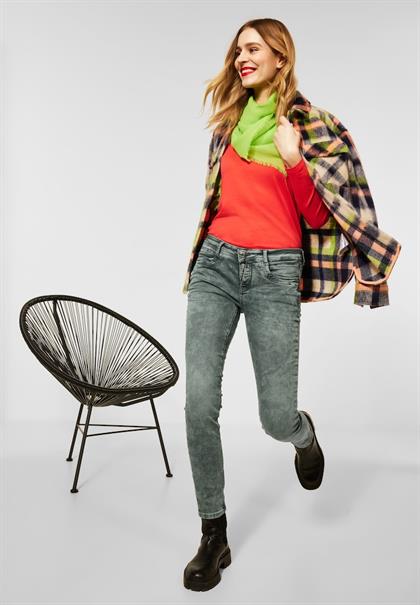 Casual Fit mit Slim Legs light bassy olive random wash