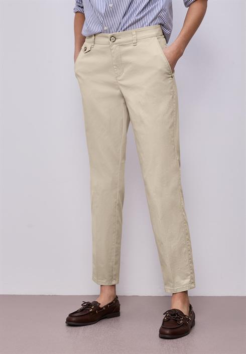 chino-im-casual-fit-in-softer-qualität-cobble-stone
