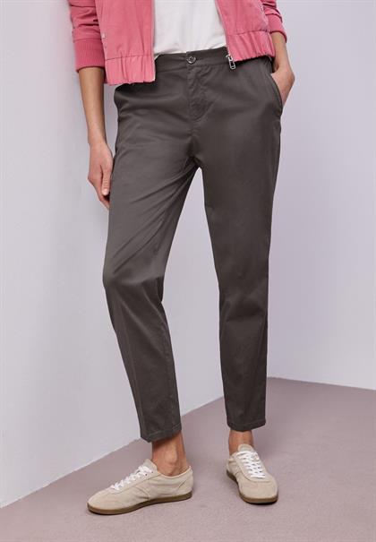 Chino im Casual Fit in softer Qualität deep earth