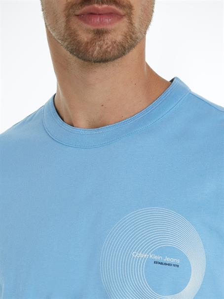 CIRCLE FREQUENCY LOGO TEE dusk blue