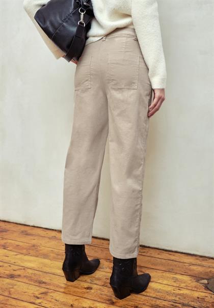 Cordhose mit Patch Pockets dark morn beige