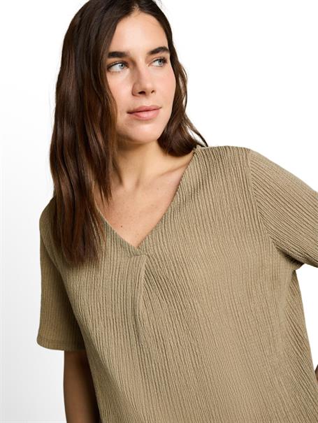 Crinkle T-Shirt mit V-Ausschnitt olive white structure