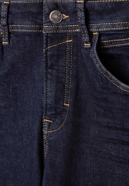 dark blue rinsed wash