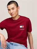 ESSENTIAL FLAG TEE EXT red carpet