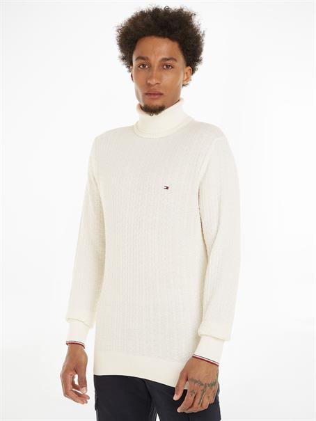 EXAGGERATED STRUCTURE ROLL NECK ivory