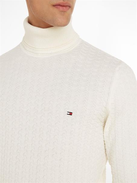 EXAGGERATED STRUCTURE ROLL NECK ivory