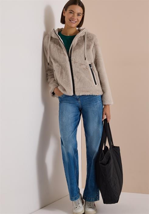 fake-fur-jacke-mit-softshelldetails-powder-beige