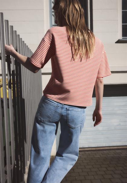 Fein gestreiftes Scuba T-Shirt torch red