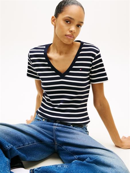 Flag Embroidery V-Neck Slim T-Shirt nos breton desert sky- ecru