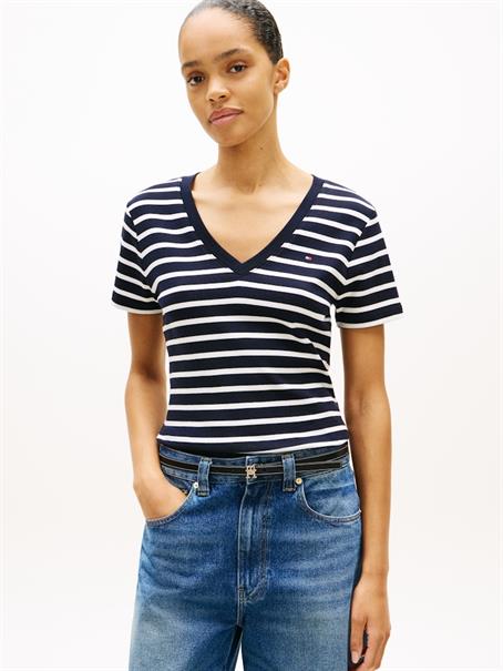Flag Embroidery V-Neck Slim T-Shirt nos breton desert sky- ecru