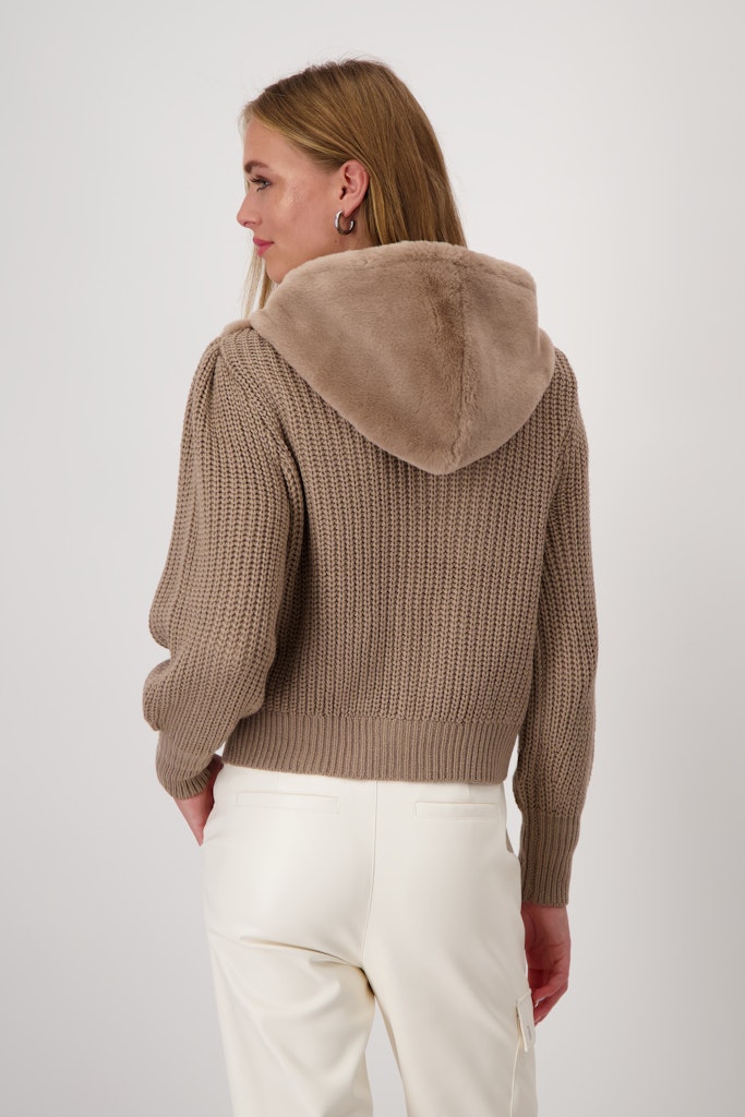 flauschige-strickjacke-milk-chocolate