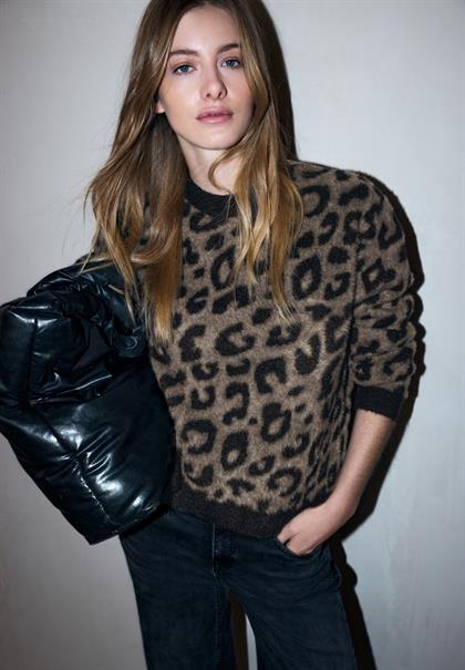 Flauschiger Leo Pullover black