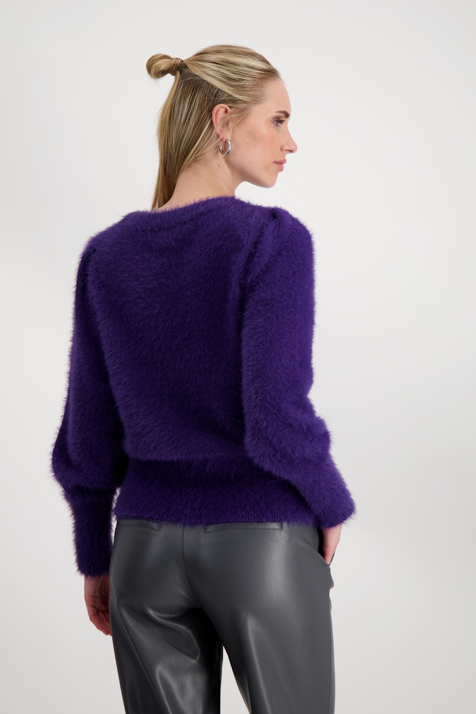 flauschiger-pullover-dark-purple
