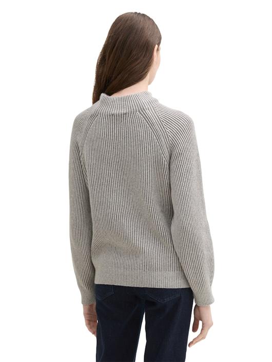 gerippter-pullover-mit-stehkragen-explicit-grey-rib-structure