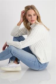 Gerippter Pullover mit Zopfmuster off-white