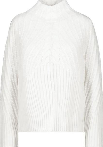 Gerippter Pullover mit Zopfmuster off-white