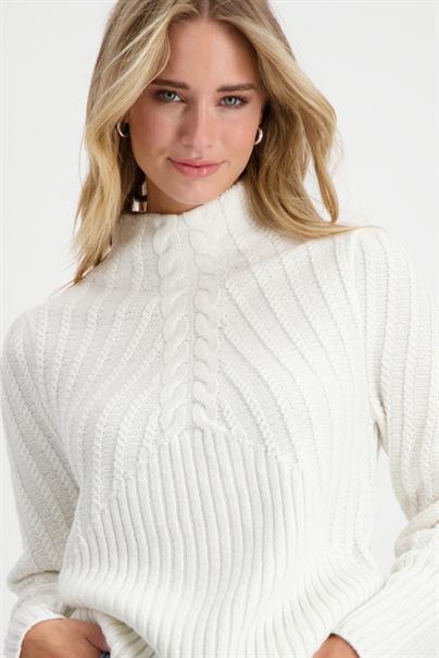 Gerippter Pullover mit Zopfmuster off-white