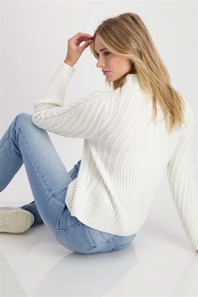 Gerippter Pullover mit Zopfmuster off-white