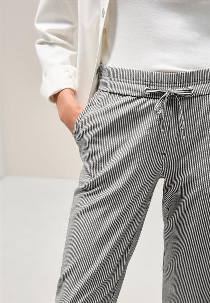 Gestreifte Seersucker Hose dark balmy khaki