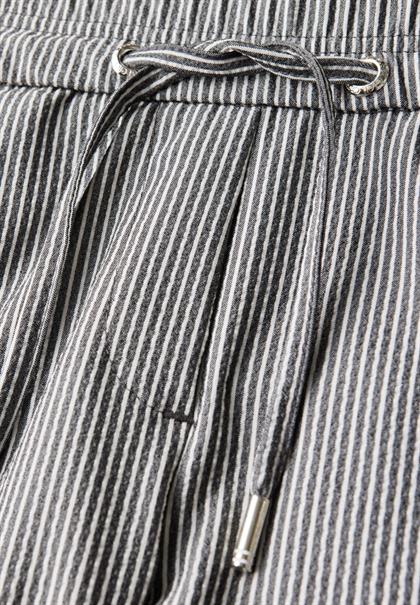 Gestreifte Seersucker Hose dark balmy khaki