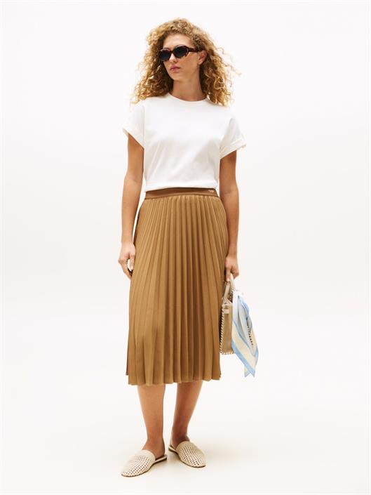 gold-button-mdrn-c-nk-ss-tee-ivory-silk