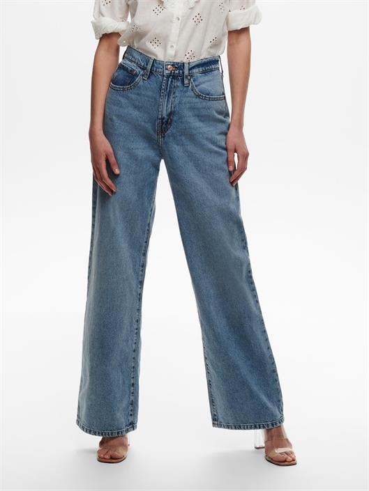high-waist-jeans-hellblau
