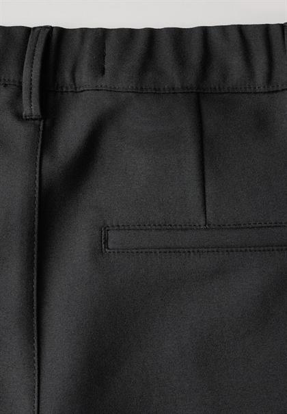 Hose im Slim Fit black