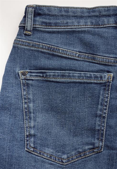 jeans-im-loose-fit-dark-blue-tinted-wash