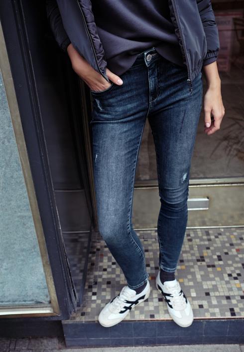 jeans-mit-destroyed-details-dark-blue-authentic-wash